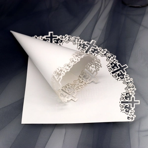 Witte Lasergesneden Papieren Confetti Kegels Met Religieus Kruis Ontwerp Elegante Kant Bloemblad Houder Voor Bruiloft Feest Religieuze Ceremonie