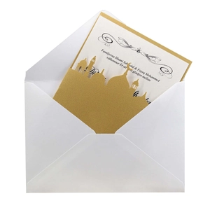 Carte d'invitation dorée découpée au laser avec silhouette de mosquée et enveloppe blanche