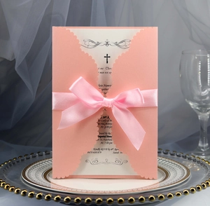 Détail de l'invitation découpée au laser avec pochette rose et nœud en ruban blanc