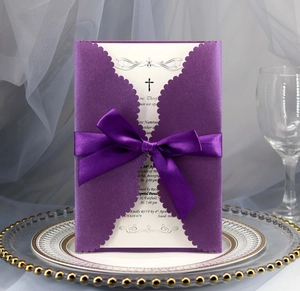 Élégante invitation en papier perlé violet avec nœud en satin et dentelle ajourée fine