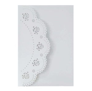 Détail de l'invitation de mariage blanche découpée au laser avec roses et dentelle