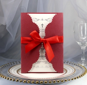 Élégante invitation de mariage découpée au laser bordeaux avec ruban sur assiette