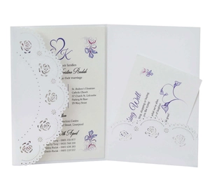 Détail de l'invitation de mariage découpée au laser avec cartes à fleurs violettes
