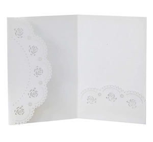 Détail d'invitation de mariage découpée au laser blanche avec motifs de roses