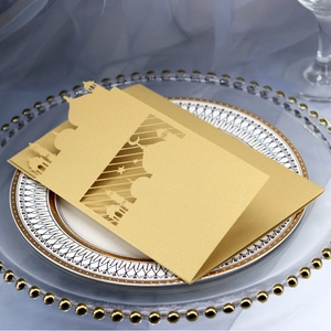 Elegante goldene lasergeschnittene Einladung mit Mond und Stern für Hochzeitsfeiern