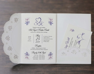 Détail du motif de rose découpé au laser sur invitation de mariage en papier ivoire élégant