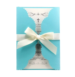 Carte d'invitation bleu Tiffany découpée au laser avec ruban de satin et croix