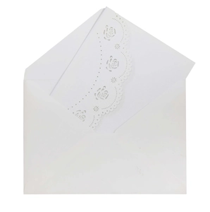 Détails de roses découpées au laser sur carte d'invitation de mariage blanche et enveloppe