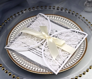 Elegante lasergeschnittene Hochzeitskarte mit Silberglitzer-Einlage und weißer Satinschleife