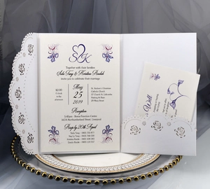 Invitation de mariage découpée au laser avec rose élégante et papier perlé