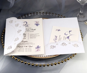 Détail d'invitation de mariage rose découpée au laser avec impression florale élégante
