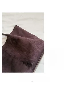 Vue détaillée du cabas en daim marron foncé avec coutures fines et texture douce