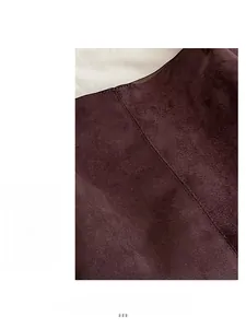 Gros plan détaillé montrant les coutures soignées d'un sac cabas en daim marron foncé
