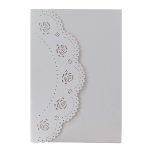 Détail du motif de rose découpé au laser sur invitation de mariage en papier perlé