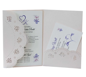 Détail de la pochette ajourée rose au laser et cartes d'invitation de mariage élégantes