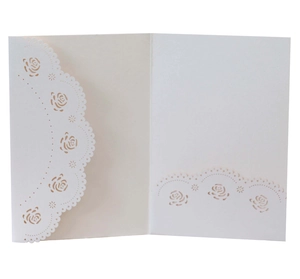 Détails de roses découpées au laser et bords festonnés sur papier cartonné nacré