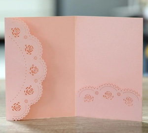 Détail de la carte de vœux rose découpée au laser avec finition nacrée sur bois