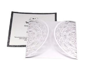 Laser-geschnittene Hochzeitseinladung mit weißem Mandala-Muster und silbernem Glitzer