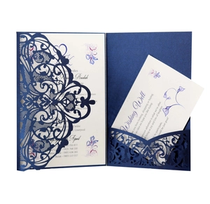Dettaglio dell'invito di nozze blu navy con intaglio laser e inserto floreale elegante