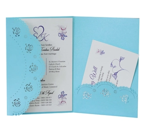 Détail de l'invitation de mariage ajourée au laser avec carte intérieure florale