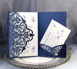 Dettaglio dell'invito di nozze blu navy intagliato al laser su piatto decorativo