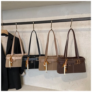Vue détaillée des sacs à bandoulière rétro en daim en quatre couleurs avec perles