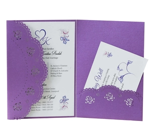 Invitation de mariage violette nacrée découpée au laser avec motif floral de dentelle