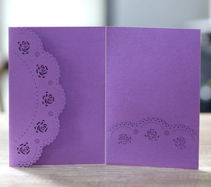 Pochette d'invitation violette découpée au laser avec motif de rose nacrée