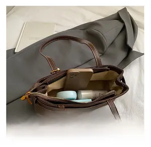 Vue intérieure du sac en cuir marron montrant sa grande capacité de rangement