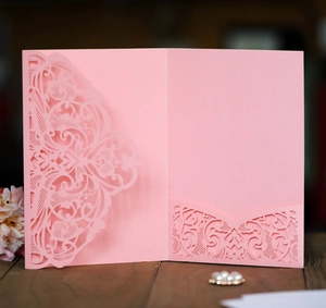 Dettaglio dei motivi a vite tagliati al laser su invito in carta perlata rosa fine