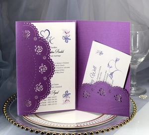 Détail de rose découpée au laser sur faire-part de mariage nacré violet avec insert blanc