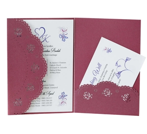 Détail d'invitation de mariage découpée au laser avec motif de roses et carte de voeux