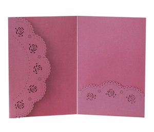 Détails de l'invitation découpée au laser avec motif floral élégant et papier perlé