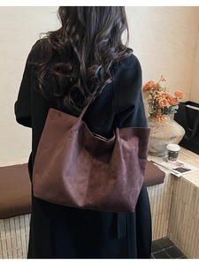Grand sac cabas en daim marron porté à l'épaule pour un style urbain quotidien