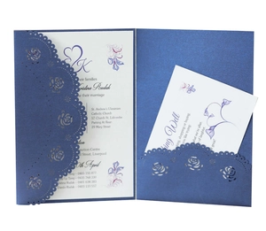 Détail de l'invitation de mariage bleu marine découpée au laser avec motif de roses