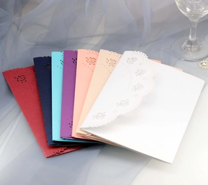 Détail d'enveloppes d'invitation à roses découpées au laser en sept couleurs élégantes
