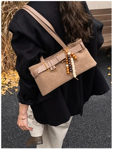 Vue détaillée du sac porté épaule vintage marron avec bijou de sac perlé et décor d'automne