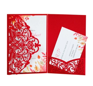 Dettaglio dell'invito di nozze rosso in pizzo laser con inserto floreale e RSVP