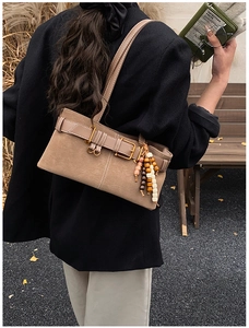 Sac bandoulière rétro avec boucle en métal et breloques en perles de bois sur cuir texturé