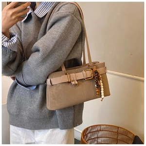 Sac porté épaule vintage beige avec pendentif en bois et boucle décorative