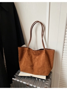 Détails de la texture du grand sac fourre-tout marron en daim avec de longues anses