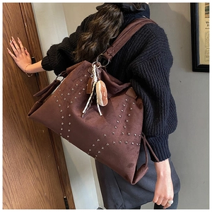 Sac bandoulière vintage en daim marron avec clous métalliques et pendentif en peluche