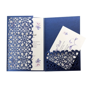 Faire-part de mariage bleu marine découpé au laser avec motif mandala et inserts blancs