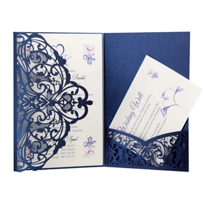 Invito matrimonio blu navy tagliato al laser con pizzo traforato e inserto floreale