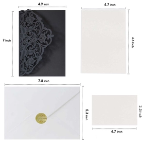 Invito di nozze nero intagliato a laser con inserto bianco e sigillo dorato elegante