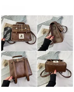 Vue détaillée sous quatre angles d'un sac à dos vintage à carreaux avec ours brodé