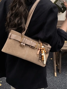 Sac à bandoulière rétro en similicuir marron avec boucles et breloques en bois coloré