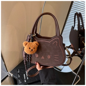 Dettaglio della borsa a gatto marrone scuro con ricamo e ciondolo orsetto di peluche