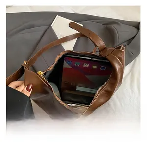 Innenansicht der dunkelbraunen Tasche mit großer Kapazität für Tablet und Utensilien