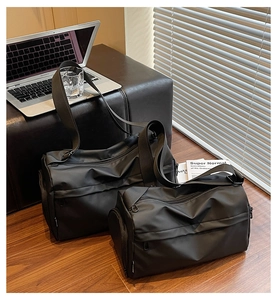 Detail einer großen schwarzen Fitness-Reisetasche mit verstellbarem Gurt und separatem Schuhfach